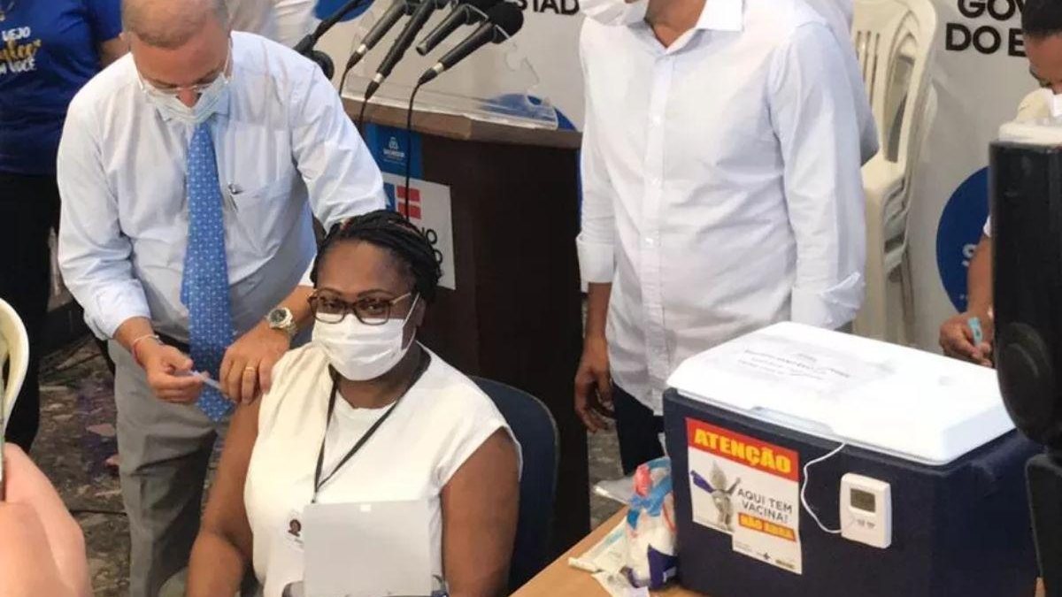 Enfermeira foi a primeira pessoa vacinada na Bahia - Getty Images