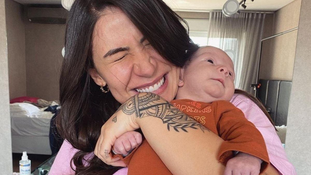 Bianca Andrade mostrando a realidade de muitas mães comendo com o filho no colo - Reprodução/Instagra, @bianca