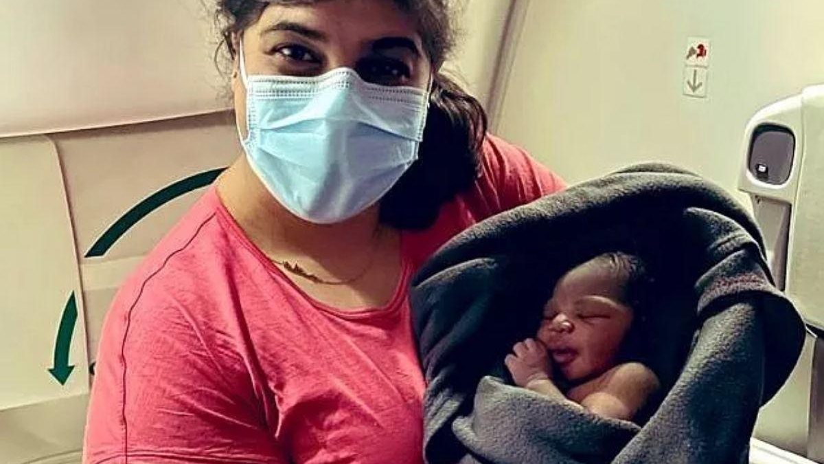 Equipe médica que estava presente no voo e ajuda Aisha no parto - Reprodução/BBC