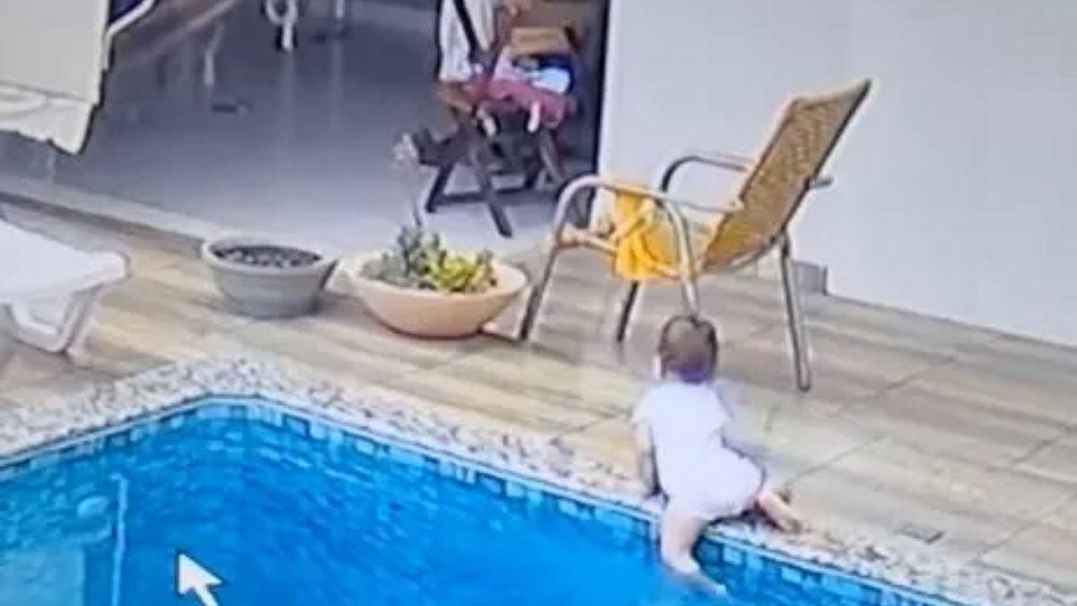 O bebê caiu na piscina - Reprodução/ The Sun
