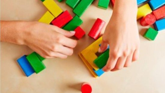 As brincadeiras de família podem ser passadas dos avôs aos netos, dos pais aos filhos - Reprodução/ Shutterstock