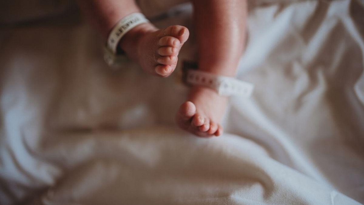 A mãe da bebê é suspeita após a morte repentina da criança - Getty Images