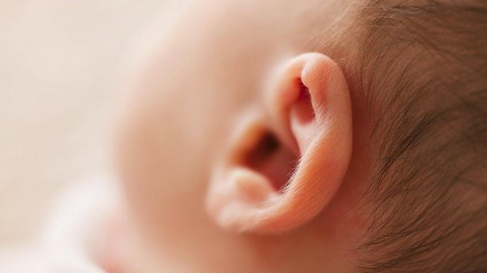 Para saber com precisão o real problema no ouvido do seu filho, é preciso fazer uma otoscopia - Getty Images