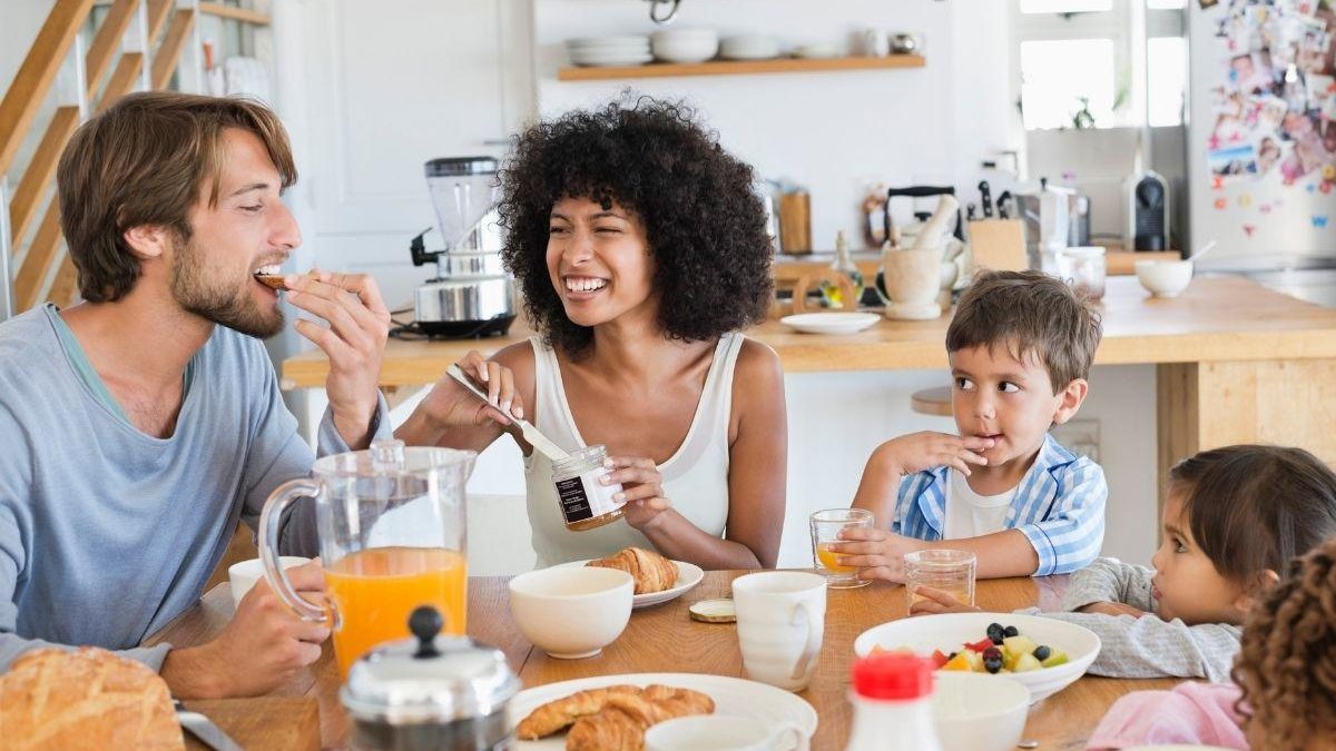 Desde cedo, é superimportante ensinar sobre a importância da rotina para as crianças, principalmente quando o assunto é alimentação - Shutterstock