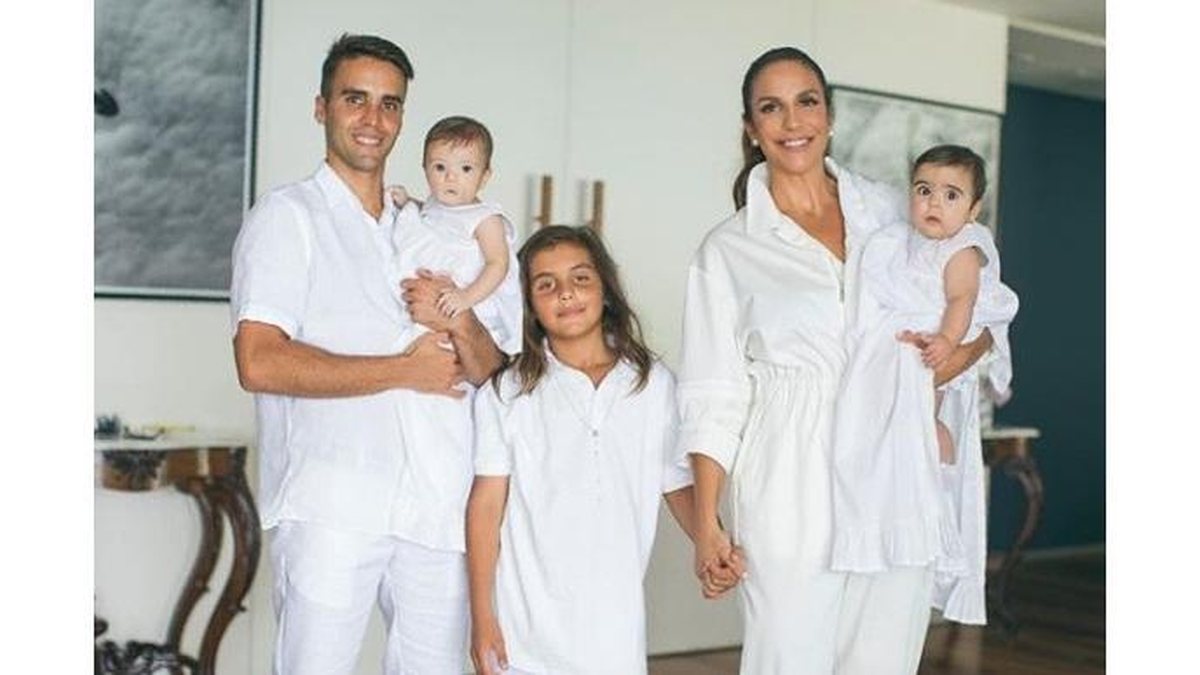 Ivete Sangalo e família em batizado das suas filhas gêmeas - Reprodução/ Instagram @ivetesangalo