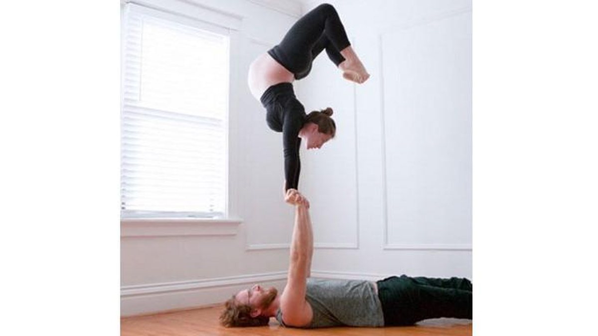 Lizzy Tomber faz as poses com seu marido - Reprodução Instagram Lizzytomber