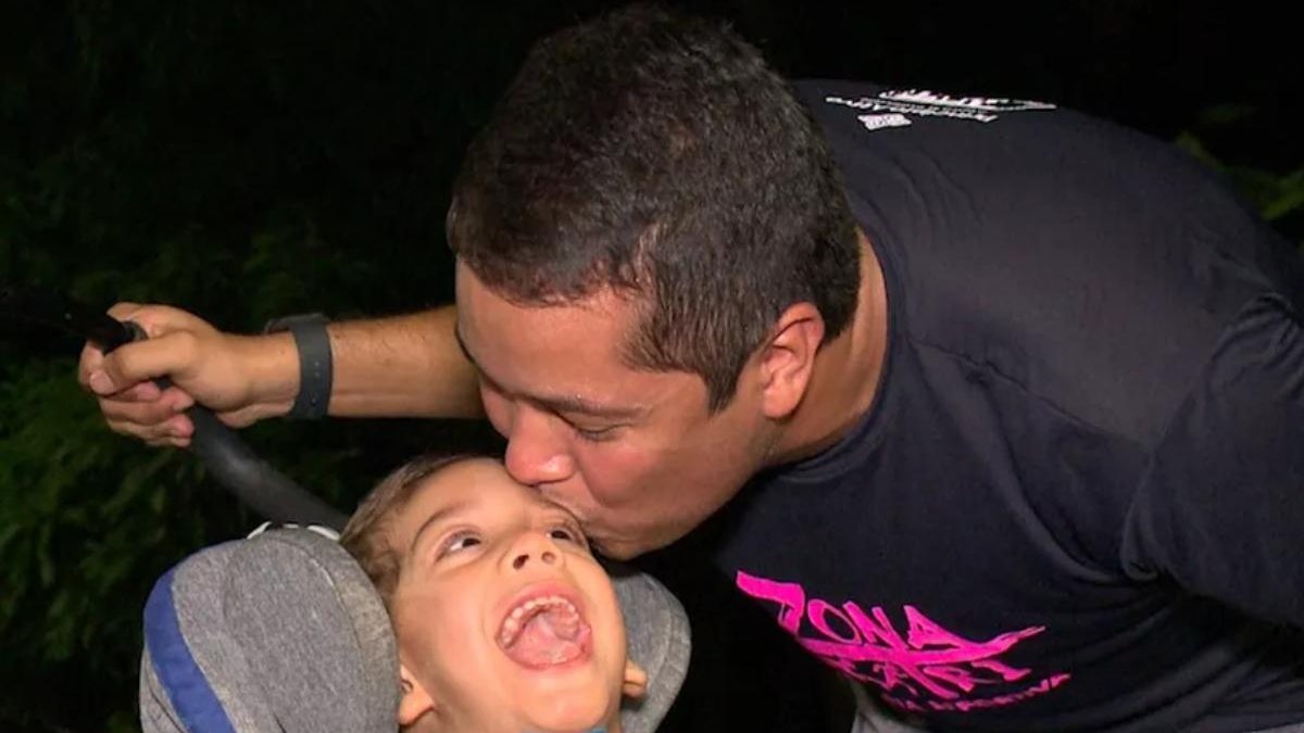 Pai leva filho com paralisia cerebral para corrida de 10 km em Teresina - Reprodução/Rede Clube