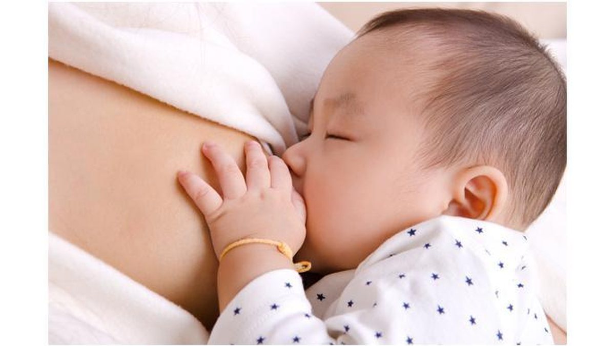 Bebê tomando leite materno - iStock