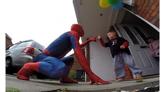 Imagem Pai se fantasia de Homem-Aranha no aniversário de 5 anos do filho, que tem câncer