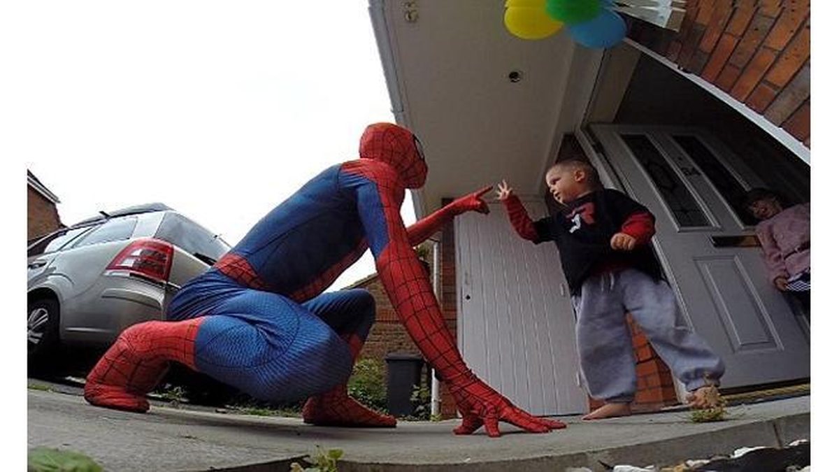 Imagem Pai se fantasia de Homem-Aranha no aniversário de 5 anos do filho, que tem câncer