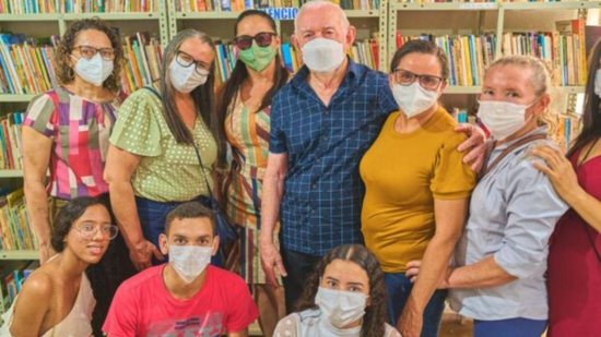 Francisco lvonildo Dias da Silva abriu a primeira biblioteca pública da cidade Mangabeira, no interior do Ceará. - Reprodução / Só Notícia Boa