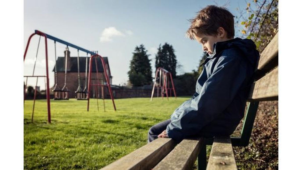 lonely-child-sitting-on-play-park-playground-bench-picture-id505065748 - Foto: iStock