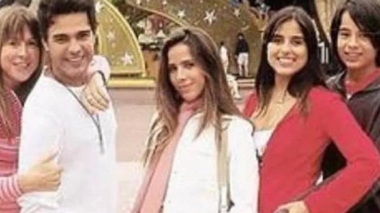 Zilu relembra foto com o ex marido, Zezé Di Camargo, e os filhos na Disney - Reprodução/Instagram