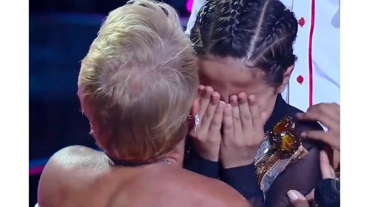 Xuxa consolando Leonardo no palco do programa - Dancing Brasil Junior/Record TV/Reprodução