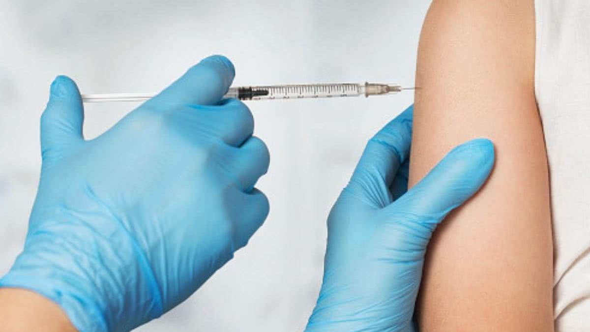 Os profissionais da educação começaram a ser imunizados neste sábado, 10 - Getty Images