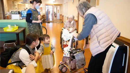 Bebês ajudam idosos na casa de repouso  - Bebês ajudam idosos na casa de repouso Foto:(Reprodução/Casa de repouso Ichoan/NYT)