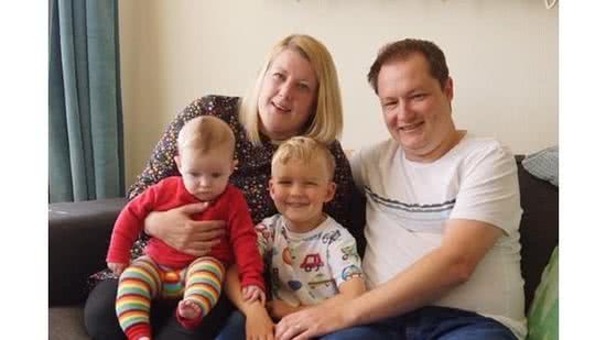 Hoje, o casal tem dois filhos, Aidan e Sam - reprodução/Daily Mail