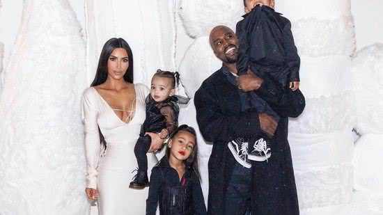 Kim Kardashian e Kanye West se encontram em jogo de futebol do filho após divórcio - Reprodução / The Grosby Group