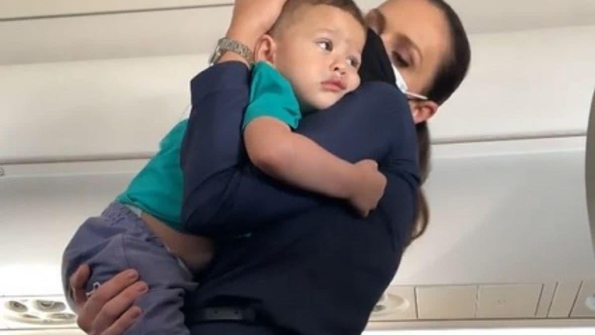 A comissária de bordo acalmou o bebê e fez ele dormir durante o voo - Reprodução/Instagram @raphaelaquilles