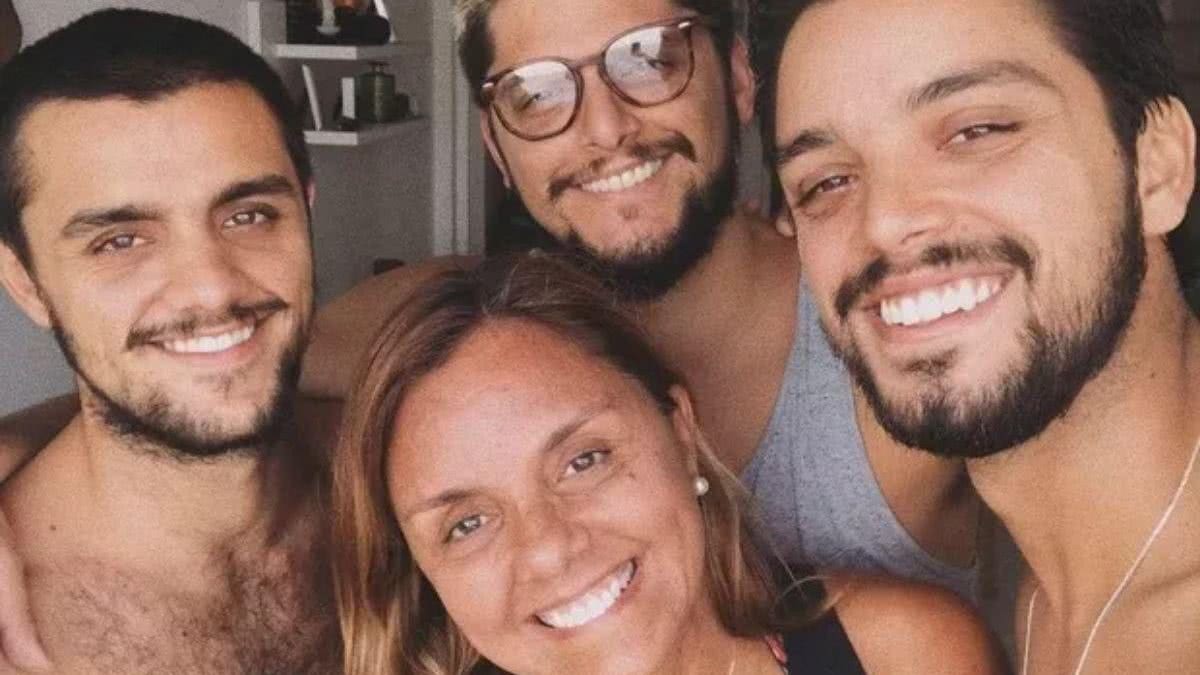 Bruno Gissoni, Felipe e Rodrigo Simas fazem rodízio para cuidar da mãe após Covid - Reprodução / Instagram / @anasang16