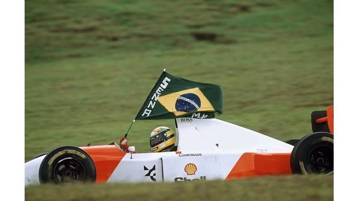 Foto: Norio Koike/Instituto Ayrton Senna - O gesto de levantar a bandeira de Senna, há 30 anos, que inspirou a campanha