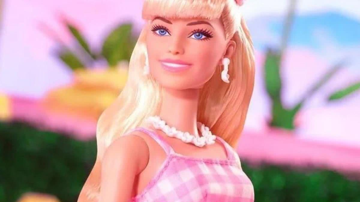 Mulher joga boneca da Barbie no lixo - Reprodução/Mattel