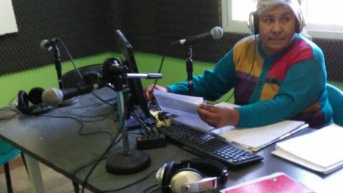 Professora usa rádio para dar aulas (Foto: reprodução 