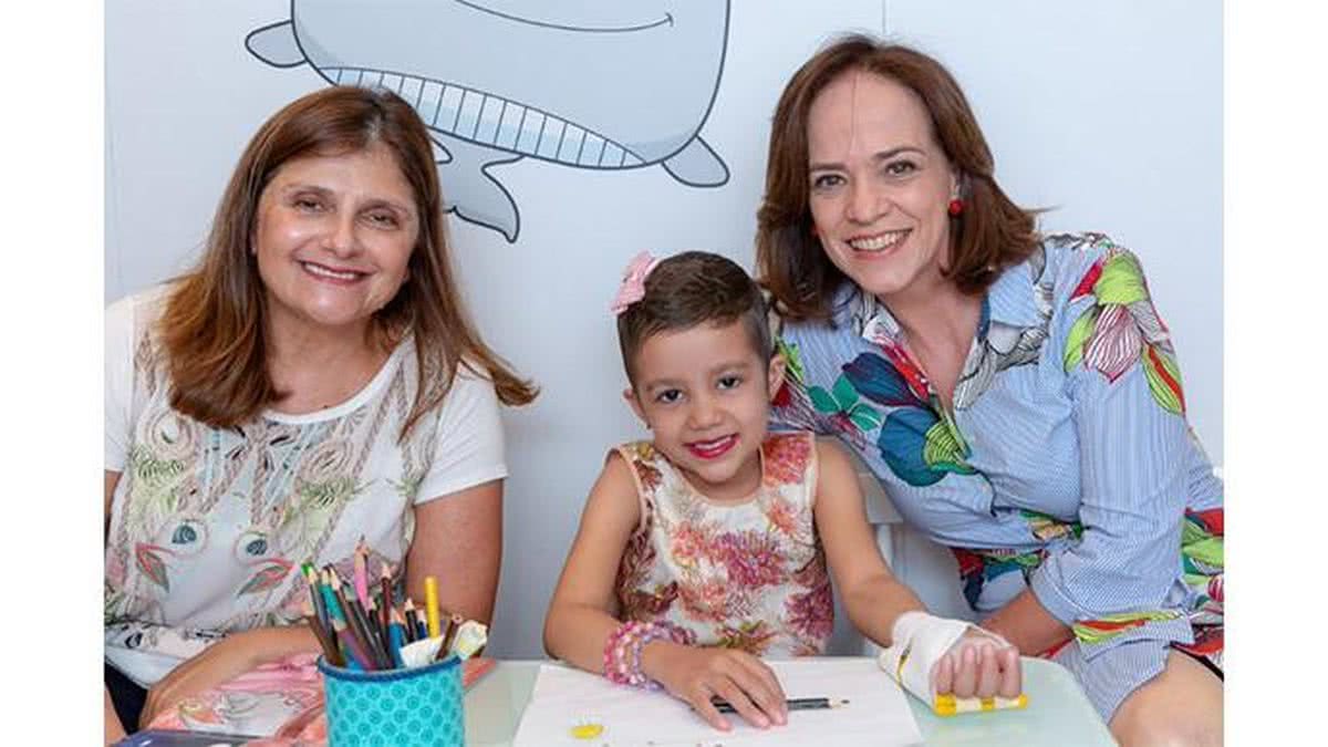 Educadora Miriam Moisés Sarsur, a paciente Mirella Louise Vitor Alfenas e Claudia Pereira, coordenadora da Rede de Amigos do Hospital da Baleia - Paula Seabra