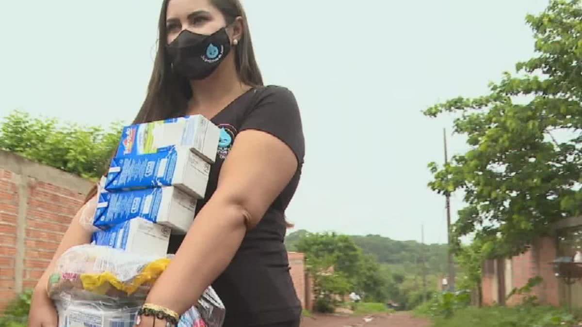 Juliete doa cerca de 150 cestas básicas através de seu projeto - Reprodução G1