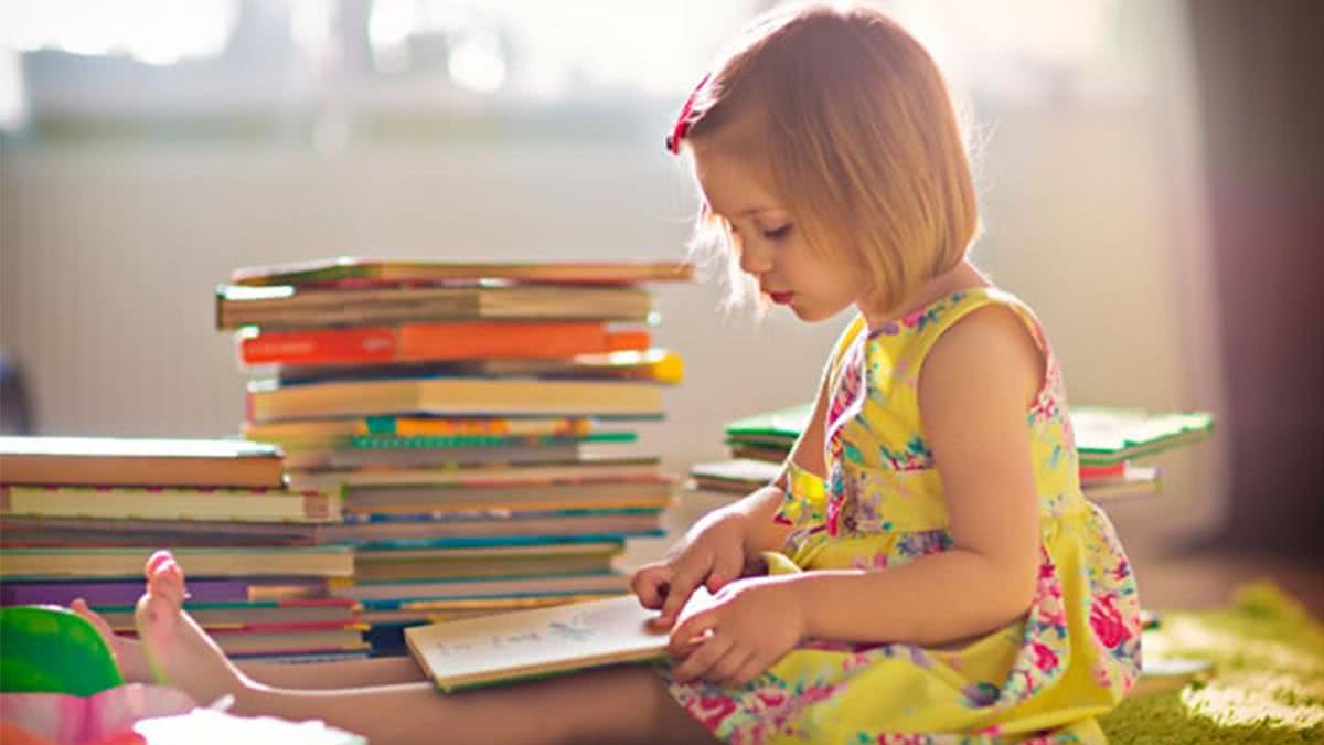 O que a criança aprende sobre a leitura na escola precisa ser reforçado em casa - Shutterstock