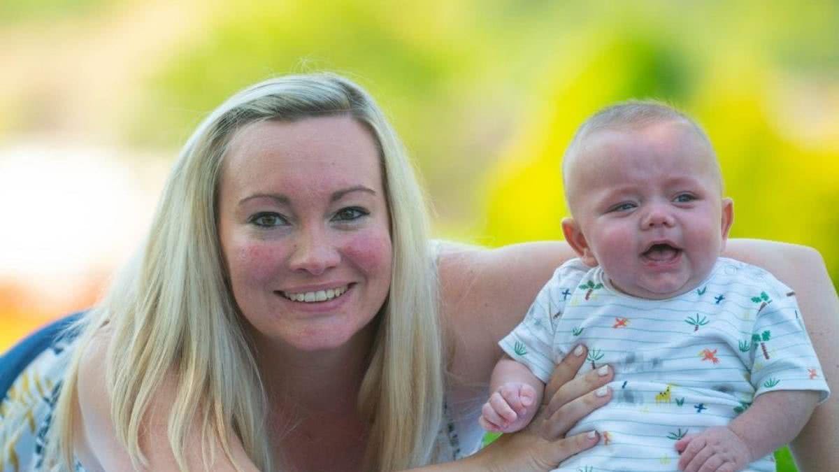 Mãe precisa ficar mais de dois meses sem beijar o filho recém-nascido devido à doença rara - reprodução Mail Online