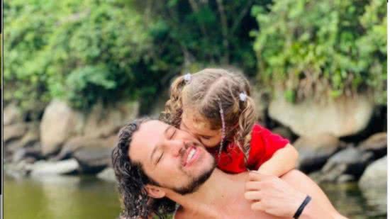 José Loreto mostra rosto da filha em foto rara e prova que ela está cada vez mais parecida com ele - Reprodução Instagram @joseloreto