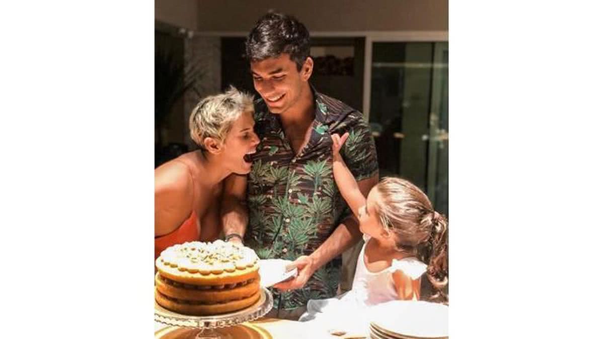A Família já comemorou o aniversário de Maria Flor, agora está comemorando do pai, Hugo (Foto: Reprodução/Instagram 