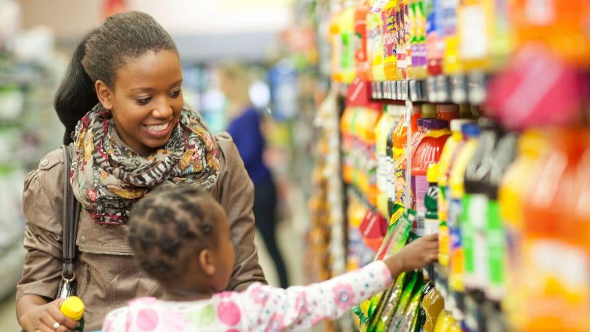 Imagem Vídeo: mãe recebe ajuda de mulher para pagar a compra do supermercado