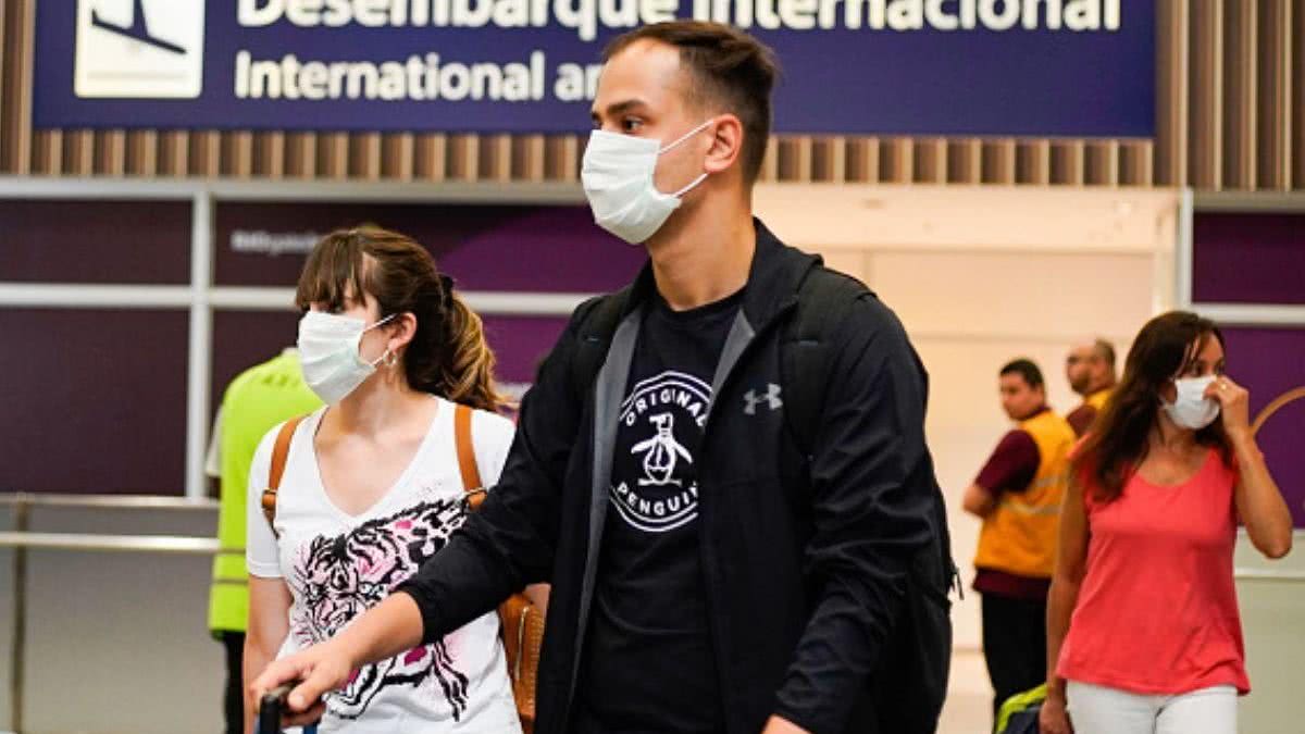 Mulher de máscara em aeroporto em São Paulo - Getty Images