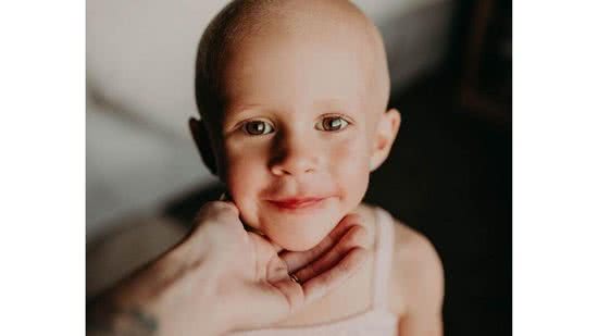 Depois que caçula de 3 anos foi diagnosticada com câncer, o pai e o irmão tiveram a melhor reação (Foto: reprodução Facebook / 