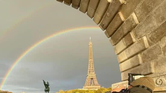 Um arco-íris duplo surgiu no céu de Paris nesta segunda-feira, 01 de novembro - reprodução/Instagram/@marcelocourrege