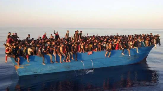Imagem Foto chocante mostra mais de 500 migrantes e crianças transbordando de barco encontrado na Itália