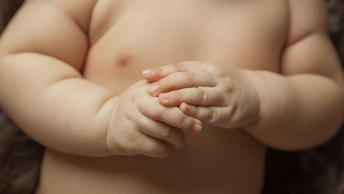 Funcionária de creche escreveu recado na barriga de bebê. - Getty Images