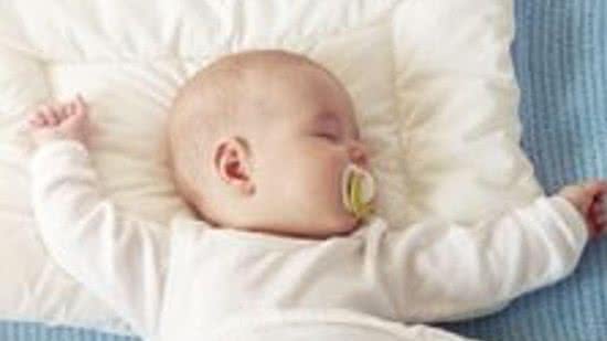 A orientação é que o bebê durma de barriga para cima, já que está comprovado que essa medida reduz em até 50% os riscos de SMSL - Getty Images
