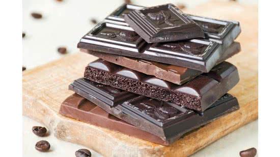 broken-chocolate-bars-of-different-kinds-of-chocolate-are-stacked-on-picture-id833999078 - Foto: Istock