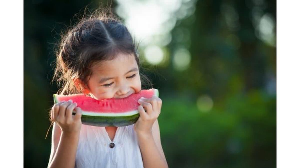 cute-asian-little-child-girl-eating-watermelon-fresh-fruit-in-the-picture-id907930534 - Foto: iStock