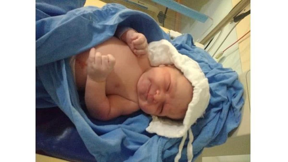 Dayane deu à luz poucos metros do hospital - : Maiky Douglas Lima de Oliveira/arquivo pessoal/Reprodução/G1