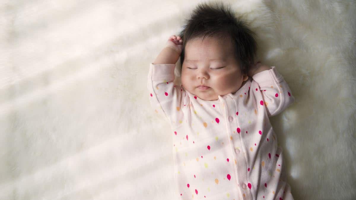 bebê asiática deitada dormindo - Mãe batizada a filha com nome único (Foto Getty Images)