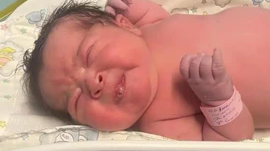 Bebê ‘gigante’ nasce em hospital de Santa Catarina e impressiona a todos com seu peso - Reprodução/G1