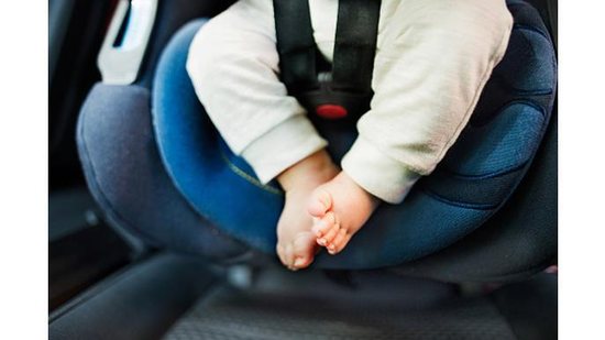 Mãe divide opiniões ao perguntar se é normal deixar um bebê dentro do carro sozinho - Getty Image