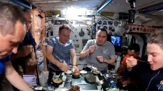 A ceia de Ano Novo dos astronautas contou com diversas comidas típicas de seus locais de origem - Reprodução/Instagram @esamatthiasmauerer