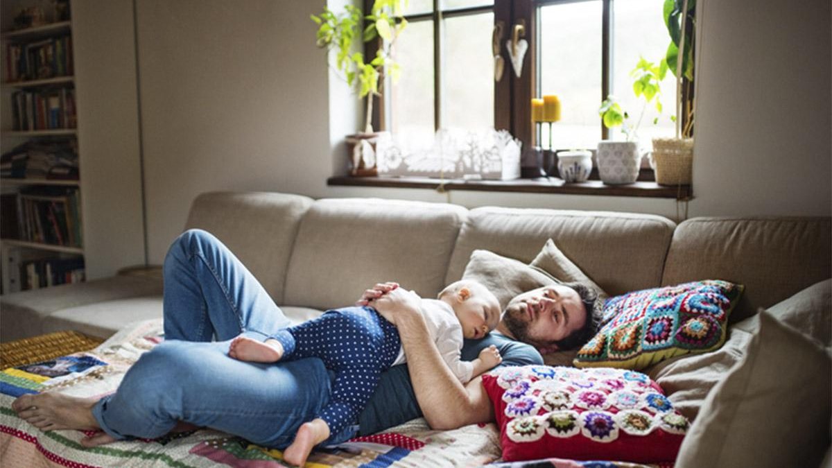 É muito perigoso dormir com seu filho no sofá - Getty Images