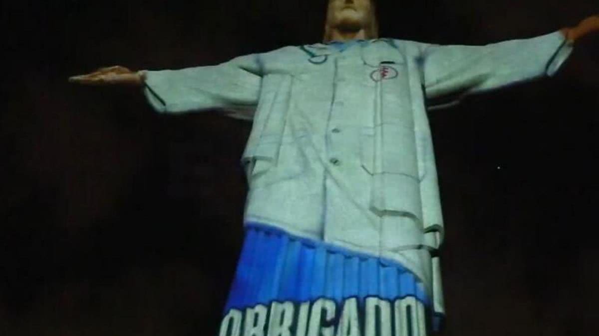 Cristo Redentor veste jaleco em homenagem aos profissionais da saúde - Getty Images