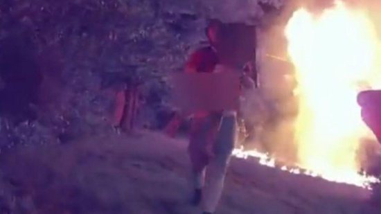 Homem salva crianças de casa em chamas na cidade de Lafayette, nos Estados Unidos - Reprodução/Twitter/@LafayetteINPD